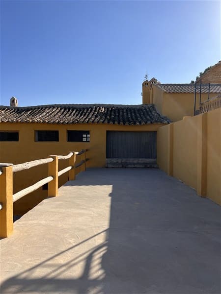 8 sypialnia Finka/Dom wiejski na sprzedaż w Baza z basenem garażem - 295 000 € (Ref: 9449718)