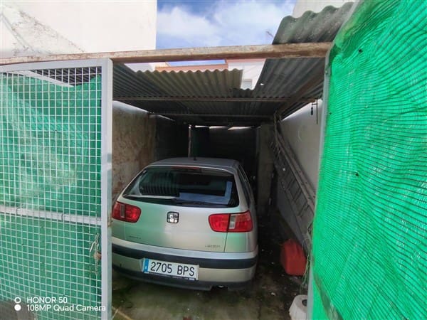 5 bedroom Townhouse for sale in Ventorros de la Laguna with garage - € 77,000 (Ref: 9454784)