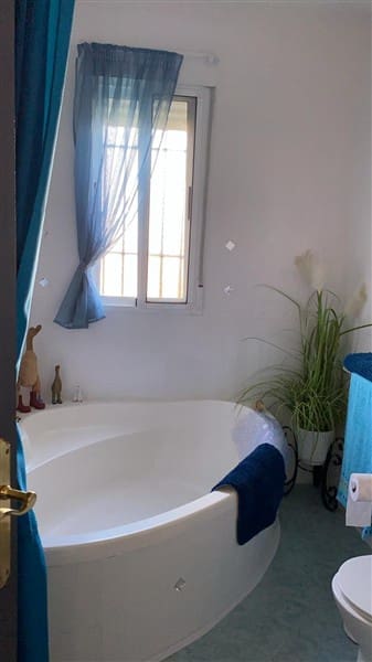 Casa de 3 habitaciones en Freila en venta con piscina - 184.500 € (Ref: 9469820)