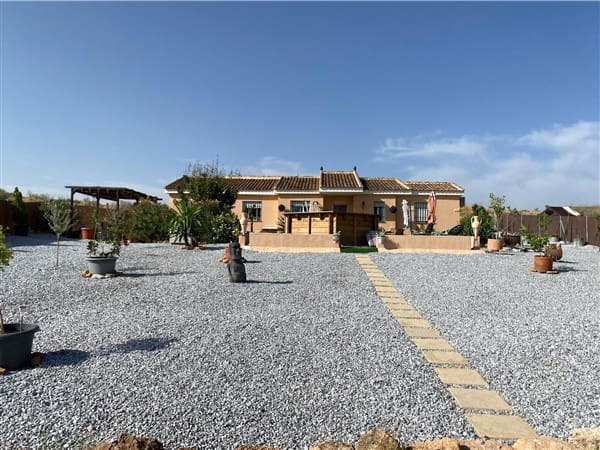 Casa de 3 habitaciones en Freila en venta con piscina - 184.500 € (Ref: 9469820)