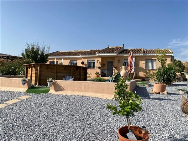 Casa de 3 habitaciones en Freila en venta con piscina - 184.500 € (Ref: 9469820)