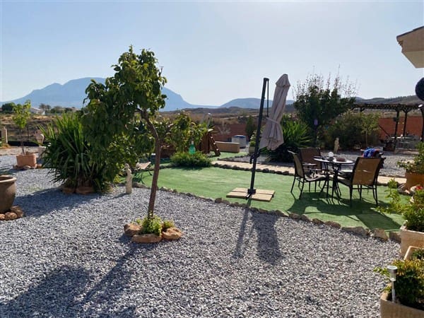 Casa de 3 habitaciones en Freila en venta con piscina - 184.500 € (Ref: 9469820)