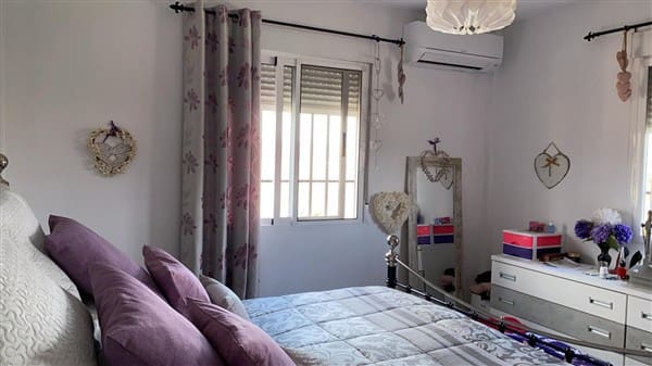 Casa de 3 habitaciones en Freila en venta con piscina - 184.500 € (Ref: 9469820)