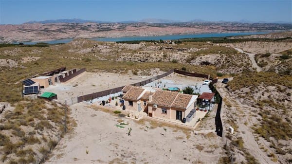 Casa de 3 habitaciones en Freila en venta con piscina - 184.500 € (Ref: 9469820)