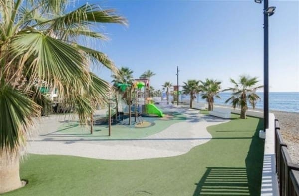 Adosado de 3 habitaciones en La Rabita en venta - 125.000 € (Ref: 9752455)