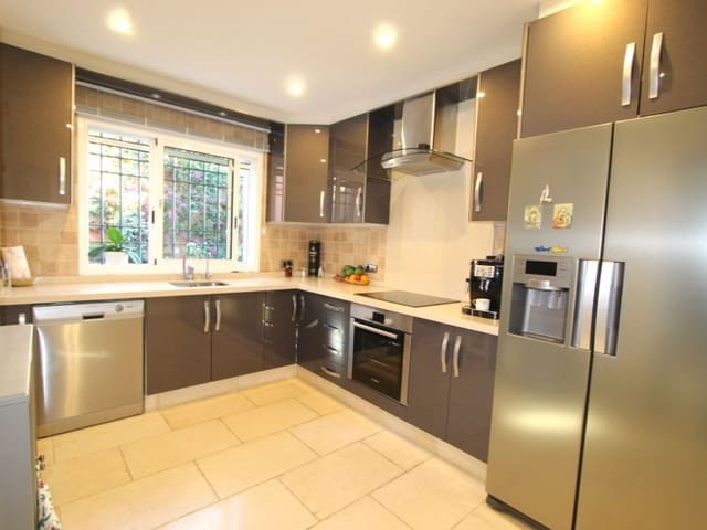 4 soverom Villa til salgs i Los Naranjos, Marbella med svømmebasseng garasje - € 950 000 (Ref: 8849953)