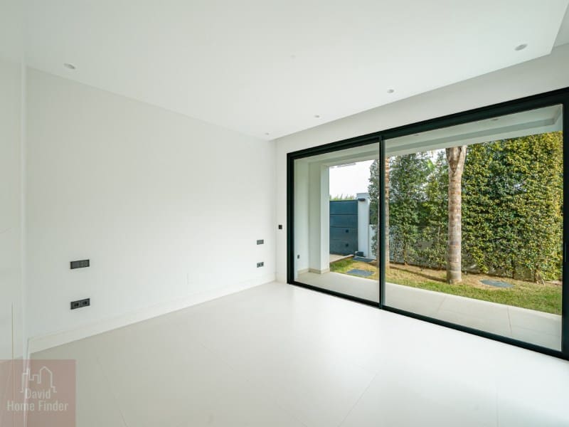 4 soveværelse Villa til salg i Golden Mile med swimmingpool garage - € 3.750.000 (Ref: 8865808)