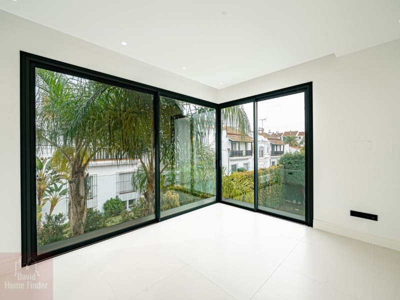 4 soveværelse Villa til salg i Golden Mile med swimmingpool garage - € 3.750.000 (Ref: 8865808)