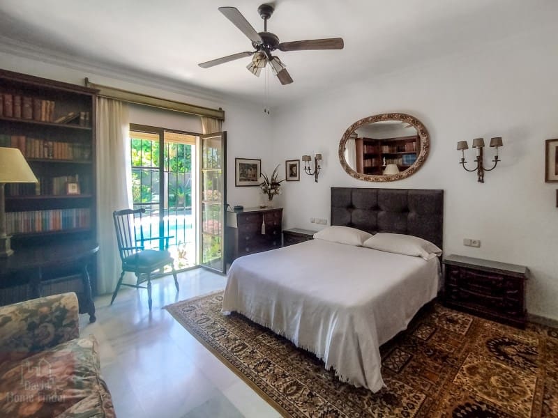 5 bedroom Villa for sale in San Pedro de Alcantara with garage - € 2,950,000 (Ref: 9042627)