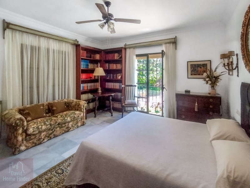 5 bedroom Villa for sale in San Pedro de Alcantara with garage - € 2,950,000 (Ref: 9042627)