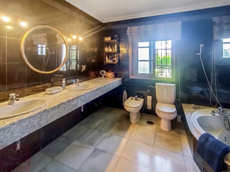 5 bedroom Villa for sale in San Pedro de Alcantara with garage - € 2,950,000 (Ref: 9042627)