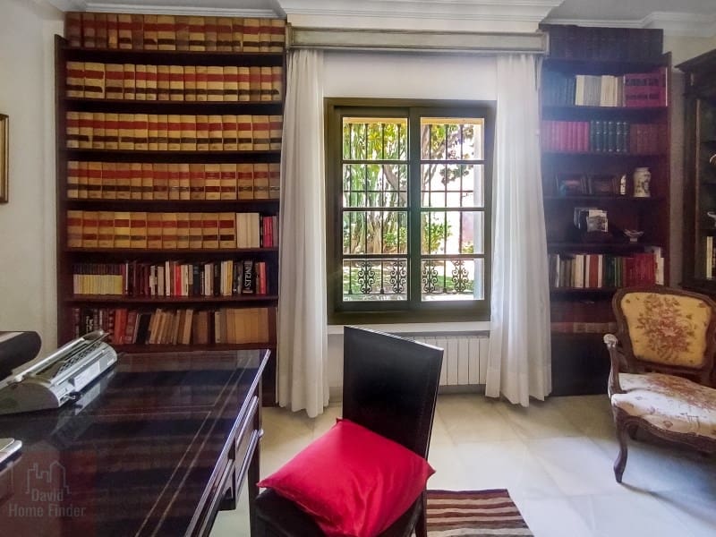 5 bedroom Villa for sale in San Pedro de Alcantara with garage - € 2,950,000 (Ref: 9042627)