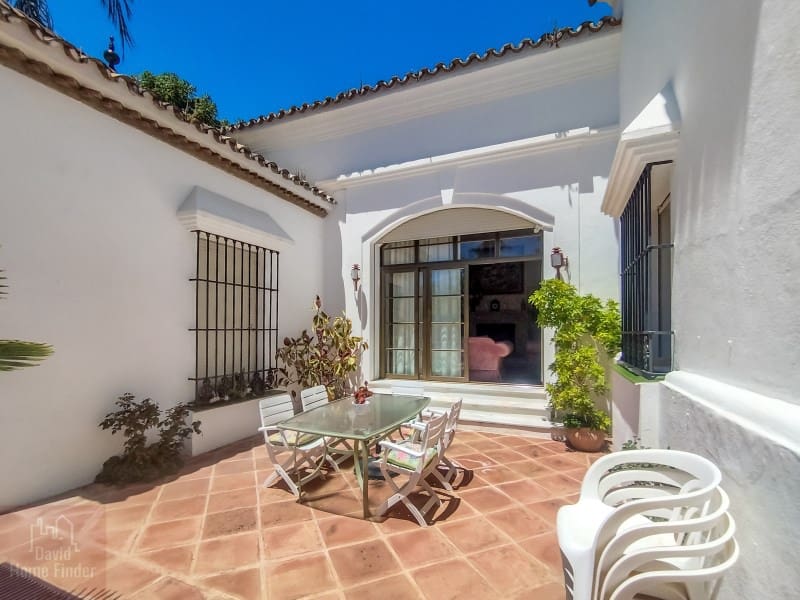 5 bedroom Villa for sale in San Pedro de Alcantara with garage - € 2,950,000 (Ref: 9042627)