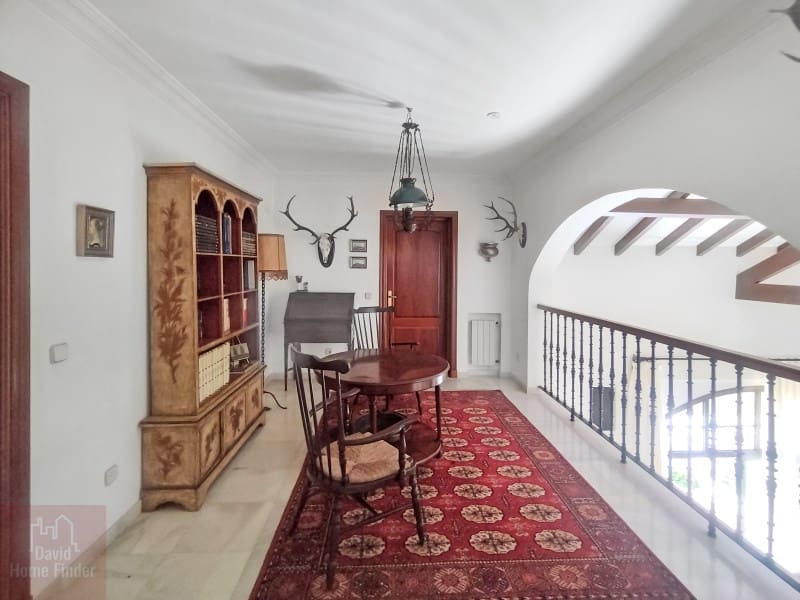 5 bedroom Villa for sale in San Pedro de Alcantara with garage - € 2,950,000 (Ref: 9042627)