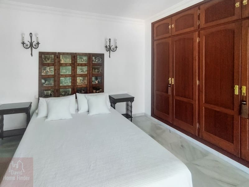 5 bedroom Villa for sale in San Pedro de Alcantara with garage - € 2,950,000 (Ref: 9042627)