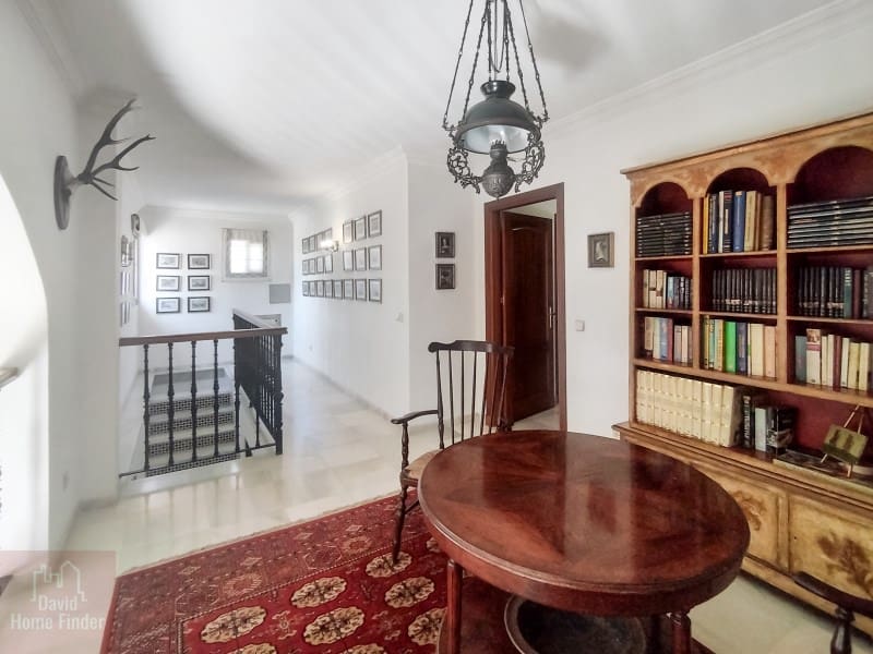 5 bedroom Villa for sale in San Pedro de Alcantara with garage - € 2,950,000 (Ref: 9042627)