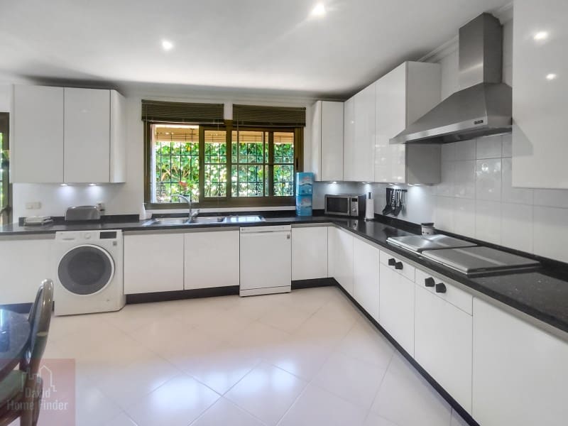 5 bedroom Villa for sale in San Pedro de Alcantara with garage - € 2,950,000 (Ref: 9042627)