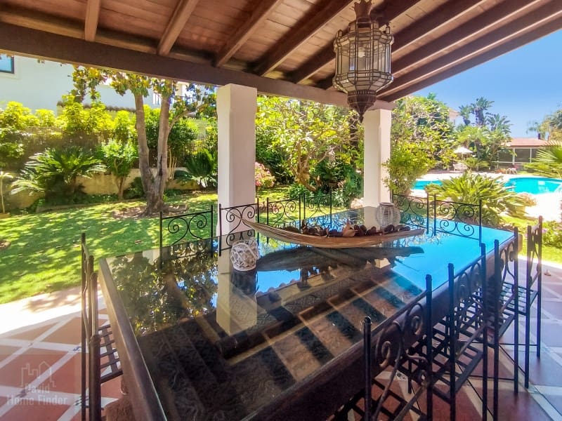5 bedroom Villa for sale in San Pedro de Alcantara with garage - € 2,950,000 (Ref: 9042627)