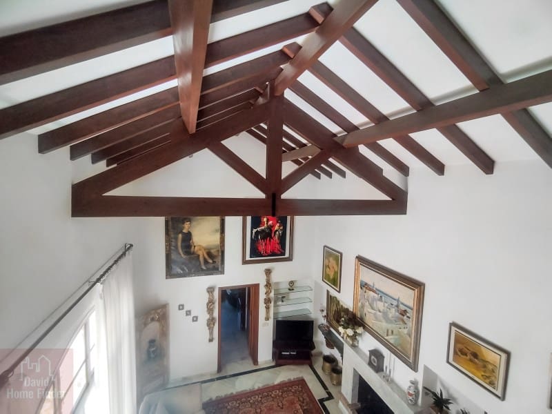 5 bedroom Villa for sale in San Pedro de Alcantara with garage - € 2,950,000 (Ref: 9042627)