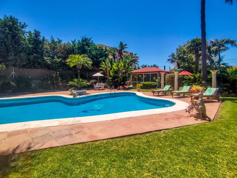 5 bedroom Villa for sale in San Pedro de Alcantara with garage - € 2,950,000 (Ref: 9042627)