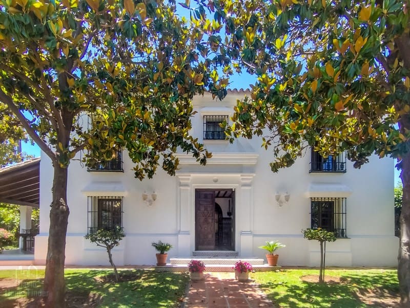 5 bedroom Villa for sale in San Pedro de Alcantara with garage - € 2,950,000 (Ref: 9042627)