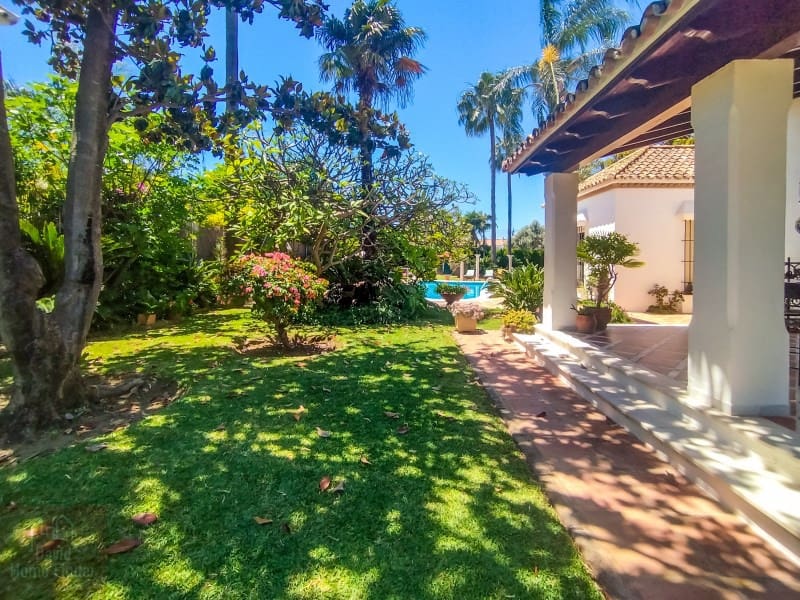 5 bedroom Villa for sale in San Pedro de Alcantara with garage - € 2,950,000 (Ref: 9042627)