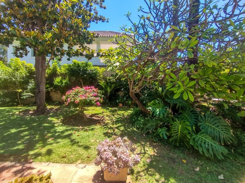 5 bedroom Villa for sale in San Pedro de Alcantara with garage - € 2,950,000 (Ref: 9042627)