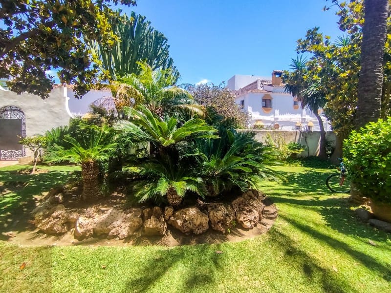 5 bedroom Villa for sale in San Pedro de Alcantara with garage - € 2,950,000 (Ref: 9042627)