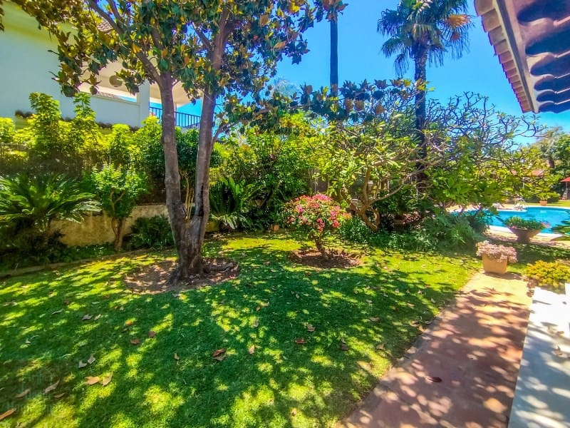 5 bedroom Villa for sale in San Pedro de Alcantara with garage - € 2,950,000 (Ref: 9042627)