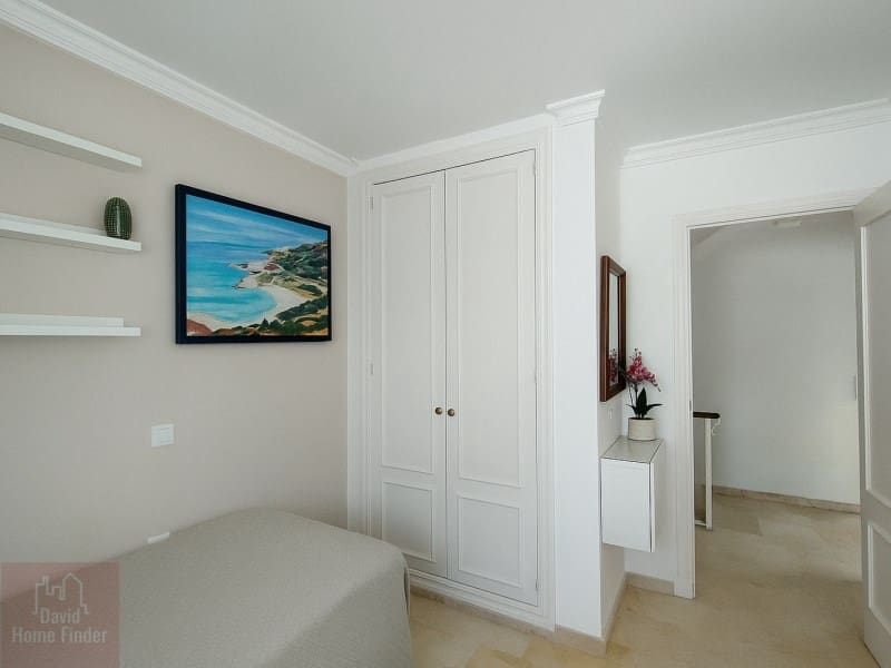 4 slaapkamer Halfvrijstaande villa te koop in Estepona - € 795.000 (Ref: 9359793)