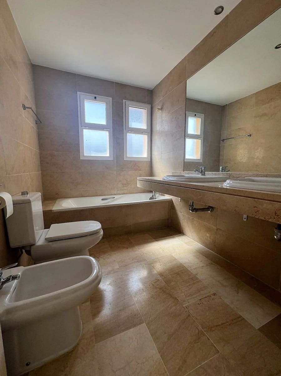 2 bedroom Apartment for sale in Calahonda with pool - € 349,000 (Ref: 9523044)