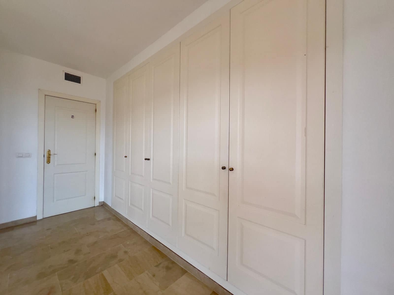 2 bedroom Apartment for sale in Calahonda with pool - € 349,000 (Ref: 9523044)