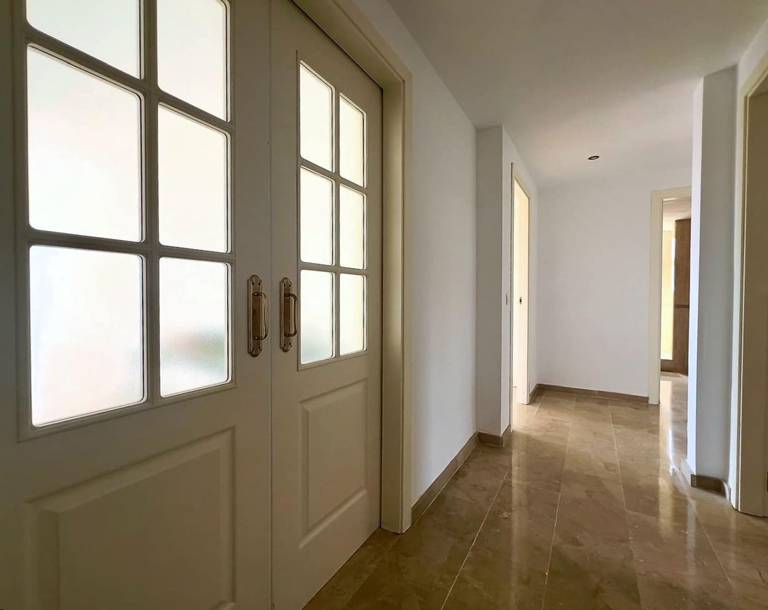 2 bedroom Apartment for sale in Calahonda with pool - € 349,000 (Ref: 9523044)