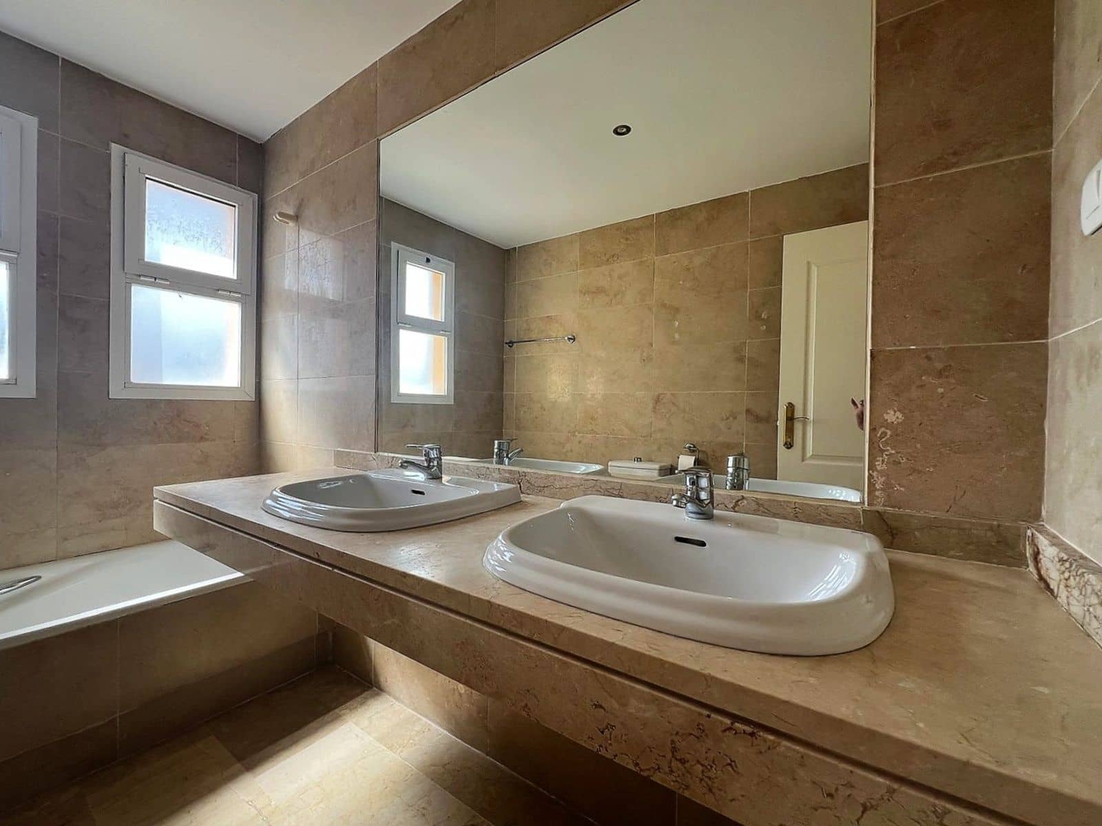 2 bedroom Apartment for sale in Calahonda with pool - € 349,000 (Ref: 9523044)