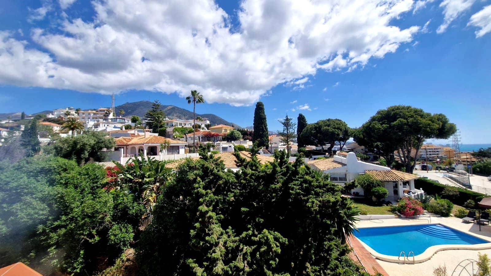 2 bedroom Apartment for sale in Fuengirola with pool - € 315,000 (Ref: 9559756)