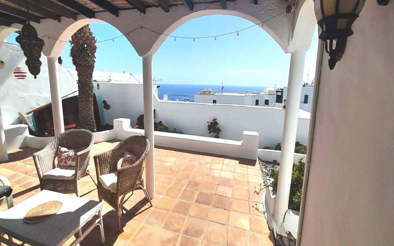 4 bedroom Villa for sale in Puerto del Carmen with pool - € 399,000 (Ref: 10134820)