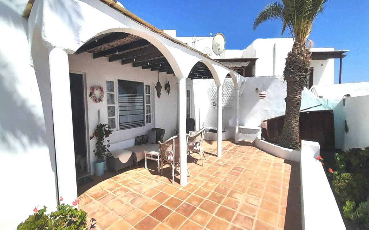 4 bedroom Villa for sale in Puerto del Carmen with pool - € 399,000 (Ref: 10134820)