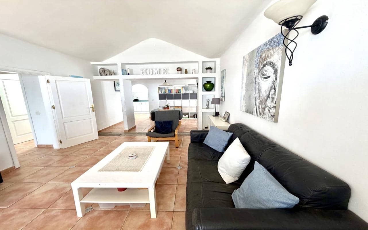 4 bedroom Villa for sale in Puerto del Carmen with pool - € 399,000 (Ref: 10134820)
