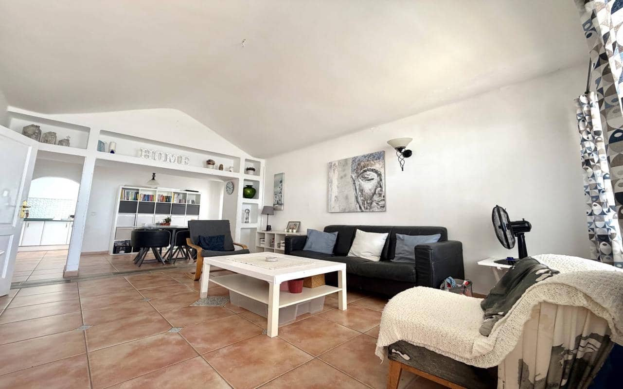 4 bedroom Villa for sale in Puerto del Carmen with pool - € 399,000 (Ref: 10134820)