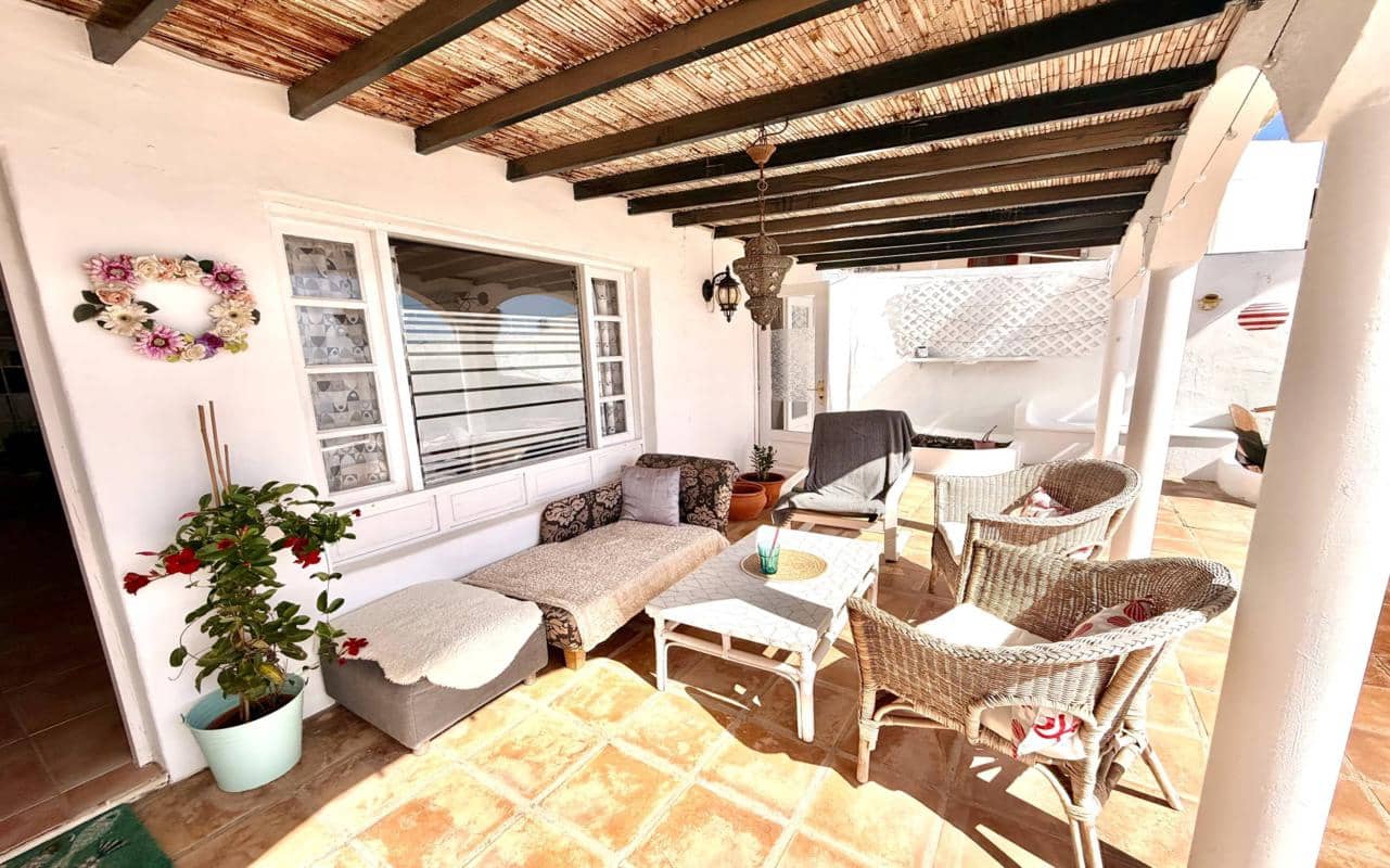 4 bedroom Villa for sale in Puerto del Carmen with pool - € 399,000 (Ref: 10134820)