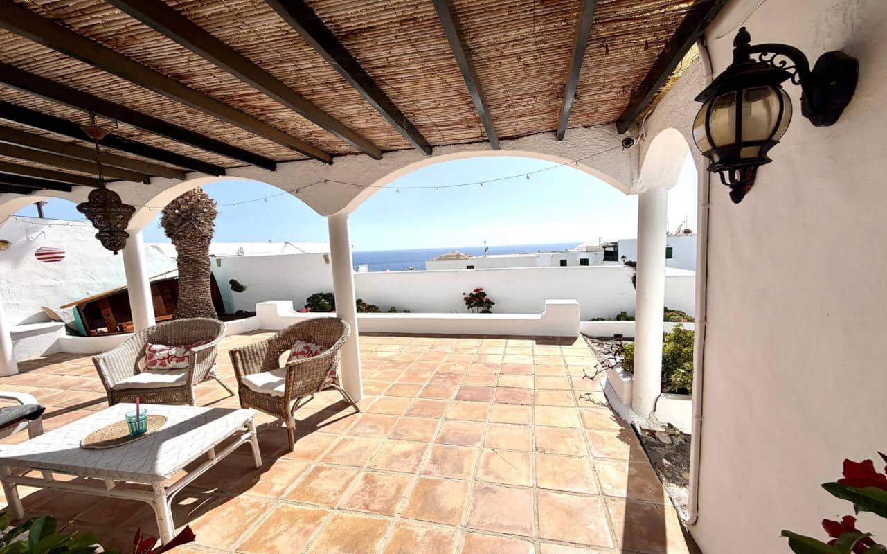 4 bedroom Villa for sale in Puerto del Carmen with pool - € 399,000 (Ref: 10134820)