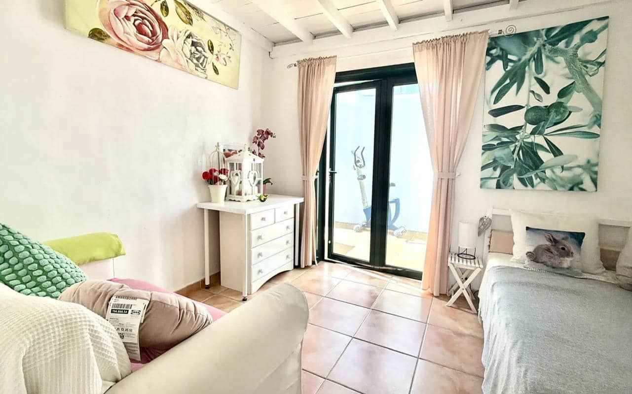 4 bedroom Villa for sale in Puerto del Carmen with pool - € 399,000 (Ref: 10134820)