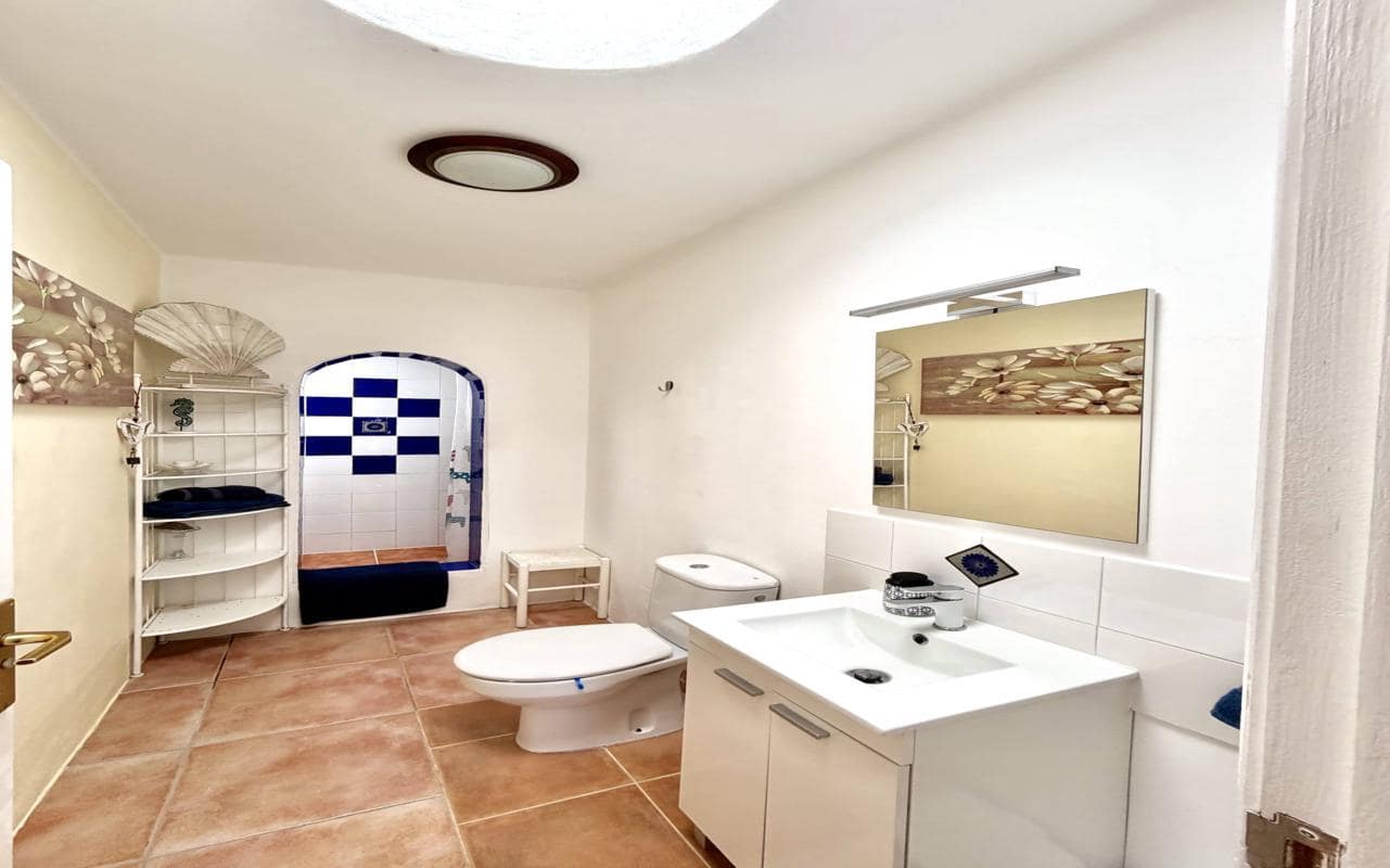 4 bedroom Villa for sale in Puerto del Carmen with pool - € 399,000 (Ref: 10134820)