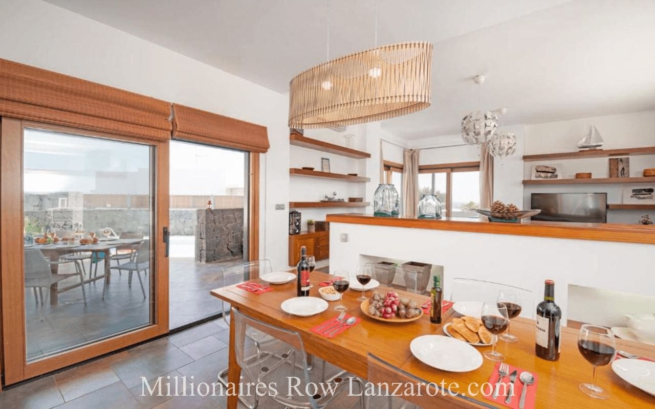 5 slaapkamer Villa te koop in Puerto Calero met zwembad garage - € 1.200.000 (Ref: 9267643)