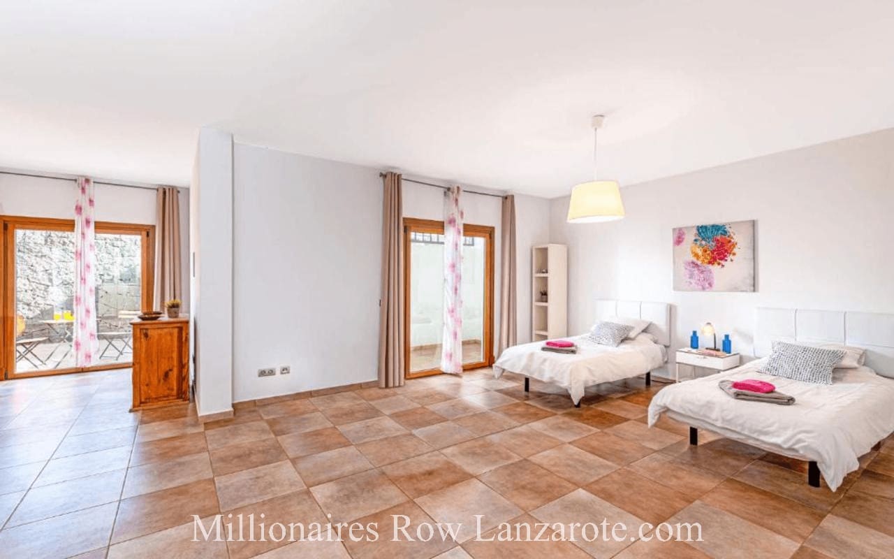 5 slaapkamer Villa te koop in Puerto Calero met zwembad garage - € 1.200.000 (Ref: 9267643)