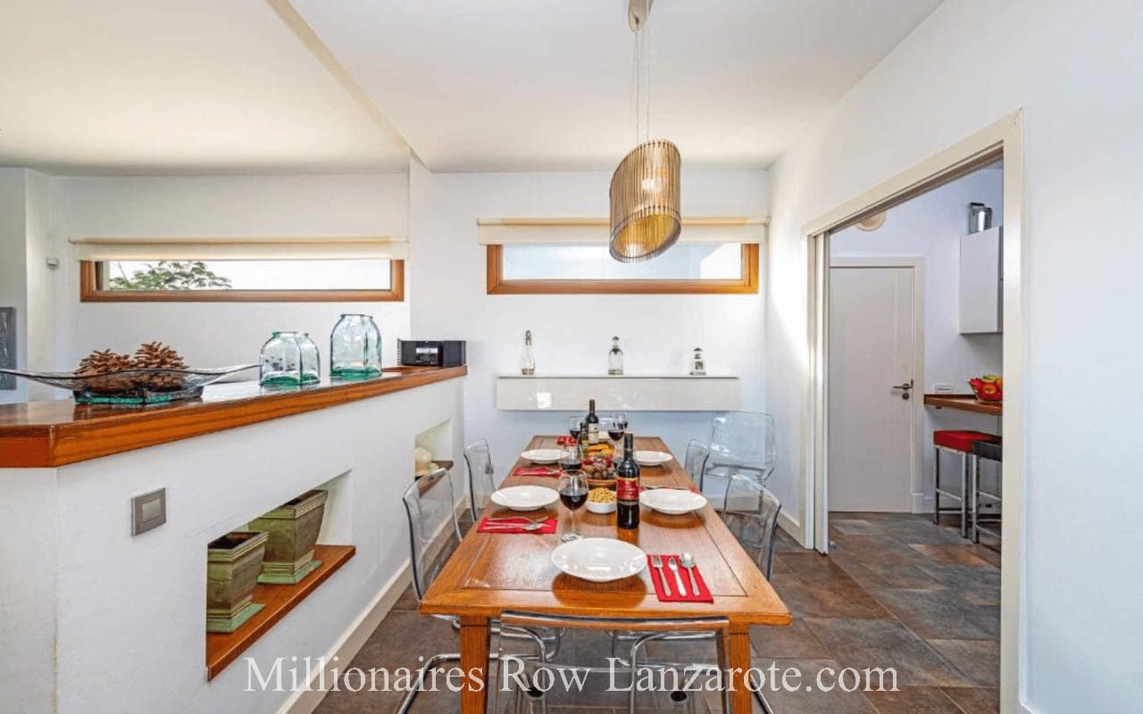 5 slaapkamer Villa te koop in Puerto Calero met zwembad garage - € 1.200.000 (Ref: 9267643)