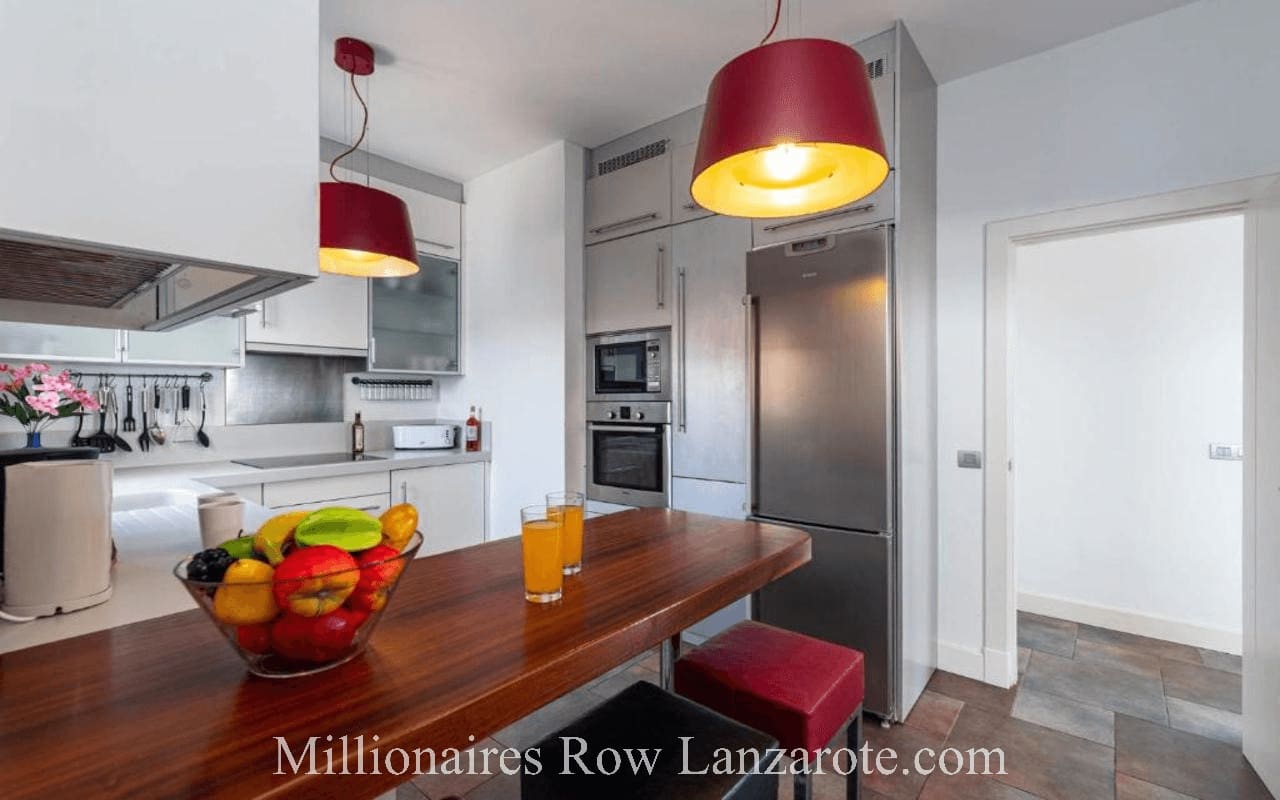 5 slaapkamer Villa te koop in Puerto Calero met zwembad garage - € 1.200.000 (Ref: 9267643)