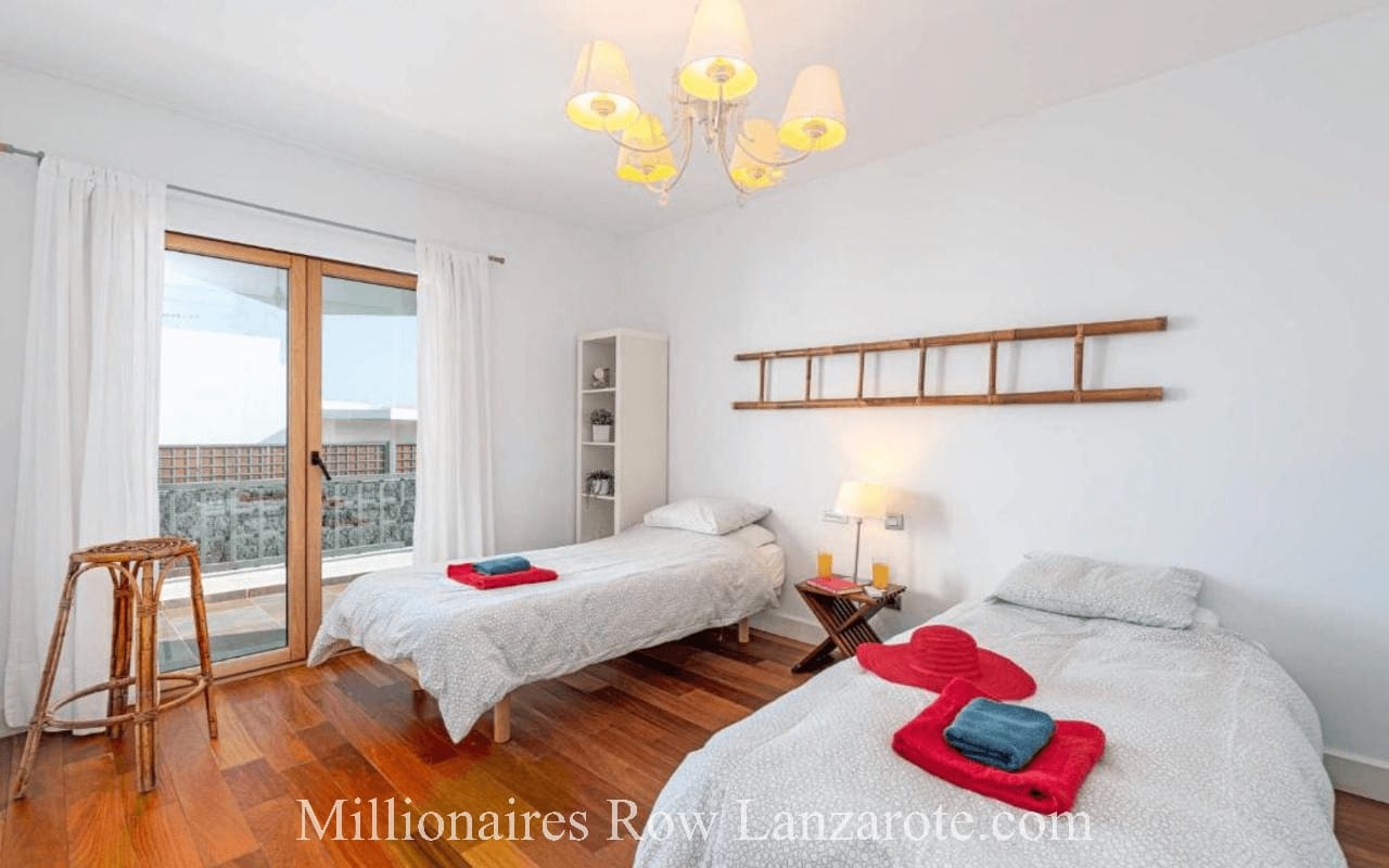 5 slaapkamer Villa te koop in Puerto Calero met zwembad garage - € 1.200.000 (Ref: 9267643)