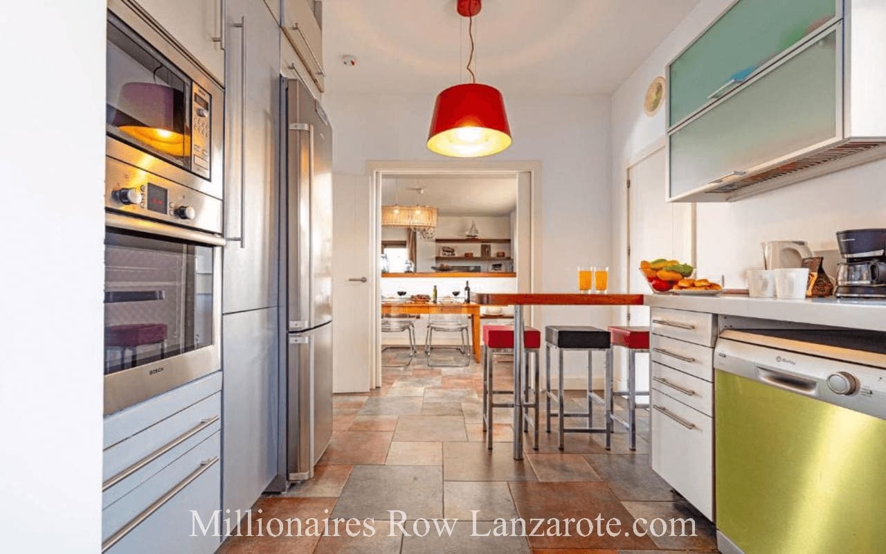 5 slaapkamer Villa te koop in Puerto Calero met zwembad garage - € 1.200.000 (Ref: 9267643)