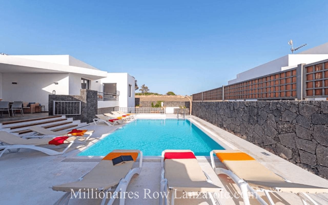 5 slaapkamer Villa te koop in Puerto Calero met zwembad garage - € 1.200.000 (Ref: 9267643)